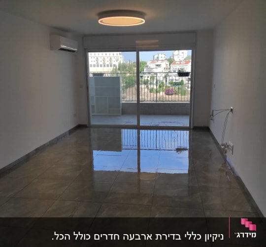 רצפה מבריקה ונקייה עם השתקפות אור